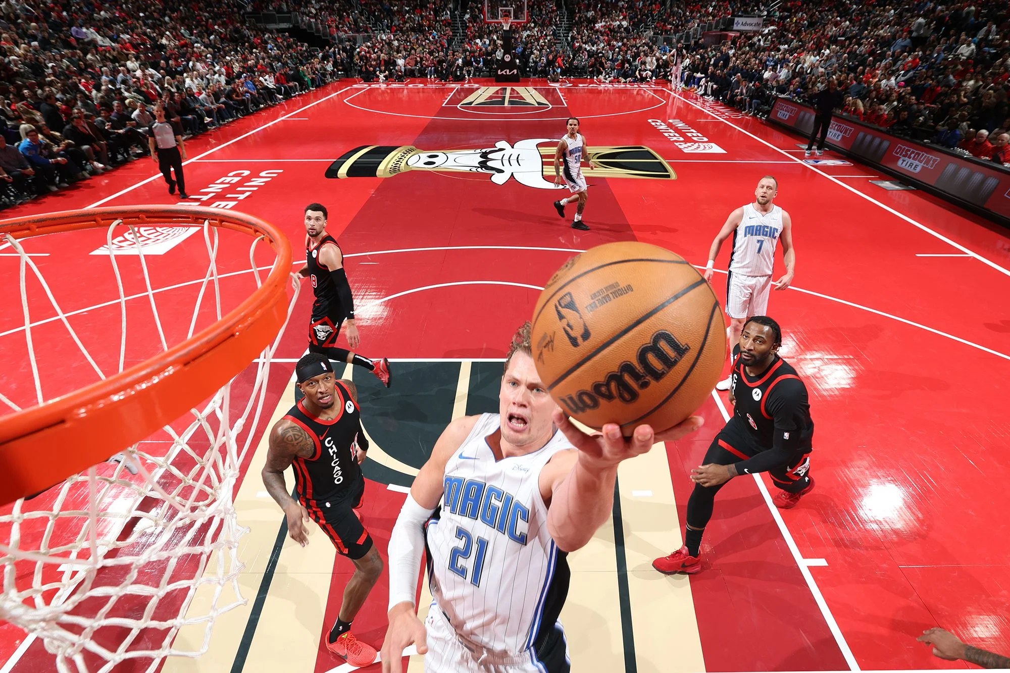 篮球比赛现场全景画面